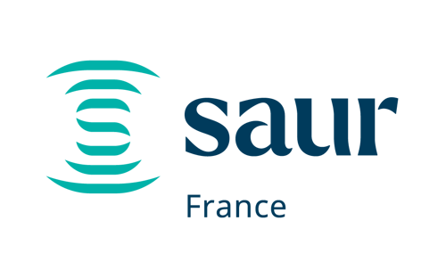 L’image présente le logo de l’entreprise SAUR France.  À gauche, une forme graphique en bleu turquoise composée de courbes horizontales ouvertes, qui dessinent un "S" stylisé au centre. Ces courbes évoquent des vagues ou des flux d’eau. À droite, le mot "saur" est écrit en lettres minuscules bleu foncé, avec une typographie arrondie et moderne. Juste en dessous, plus petit, figure le mot "France", également en bleu foncé.  Ce logo associe à la fois l’idée d’eau et de mouvement, reflétant l’activité de SAUR, entreprise spécialisée dans la gestion de l’eau.